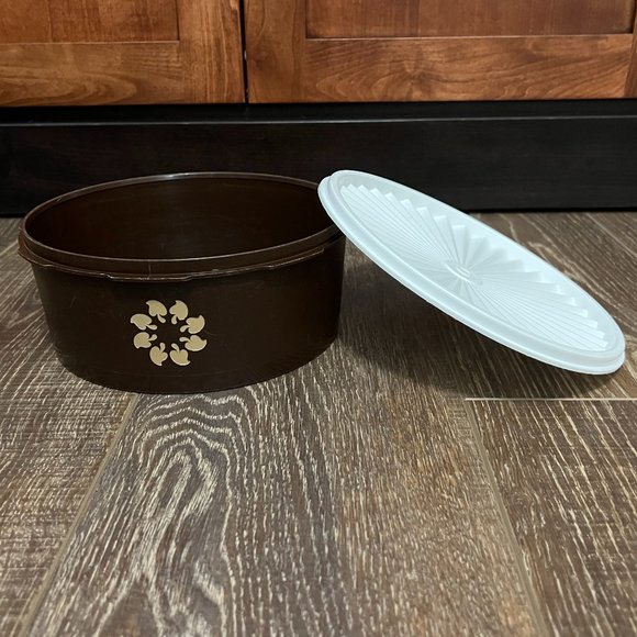 Vintage Tupperware Servalier Canister - Brown with White Lid - Picture 5 of 11